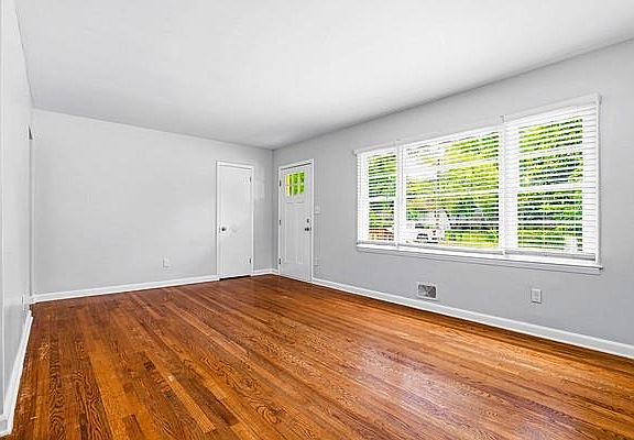 3rd image of 849 Erin Ave SW