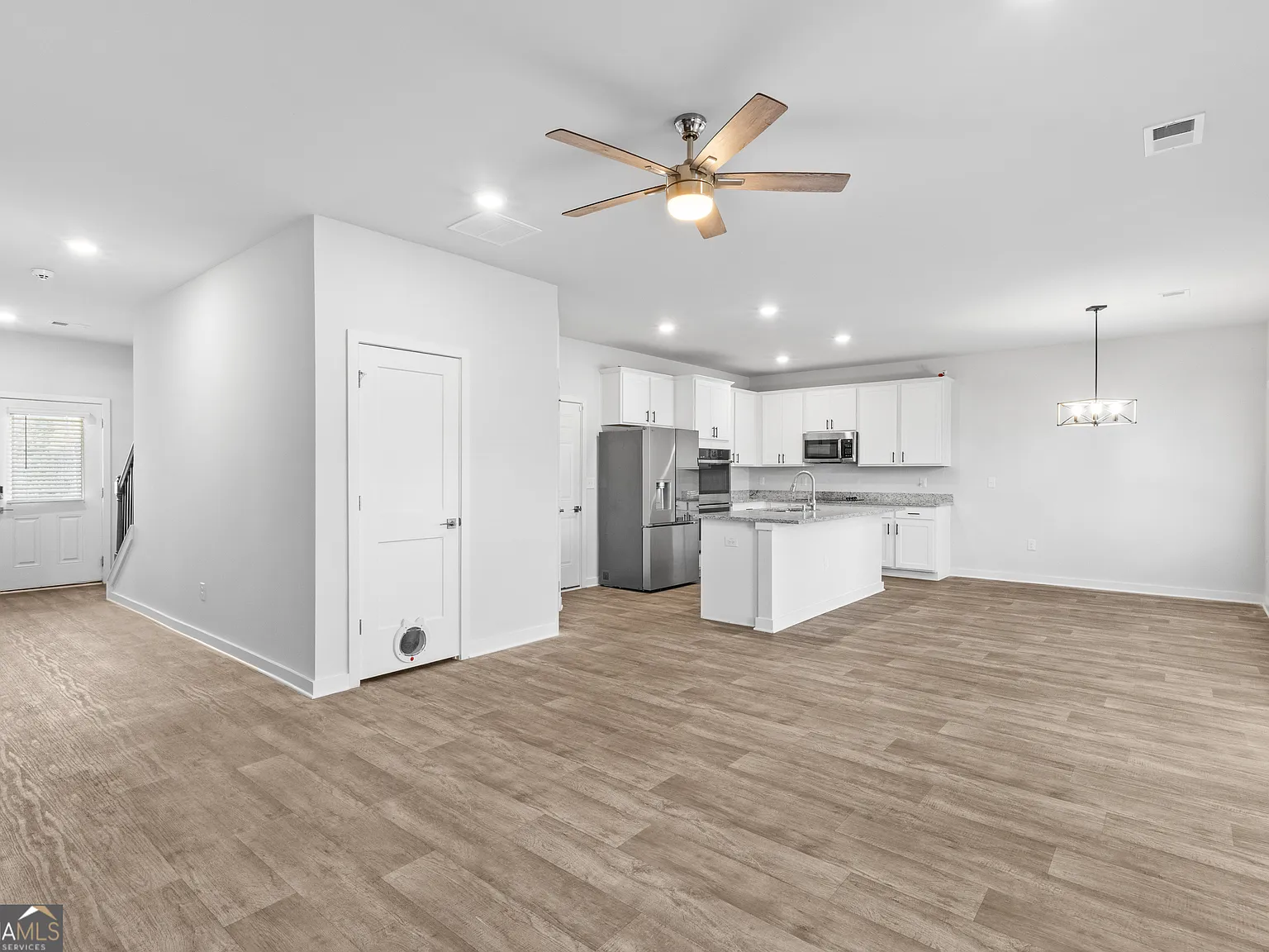 4 bed, 3.5 bath, 2860 sqft, $3,000 — Photo 4