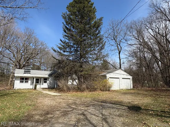 2415 Norton Rd, Howell, MI 48843