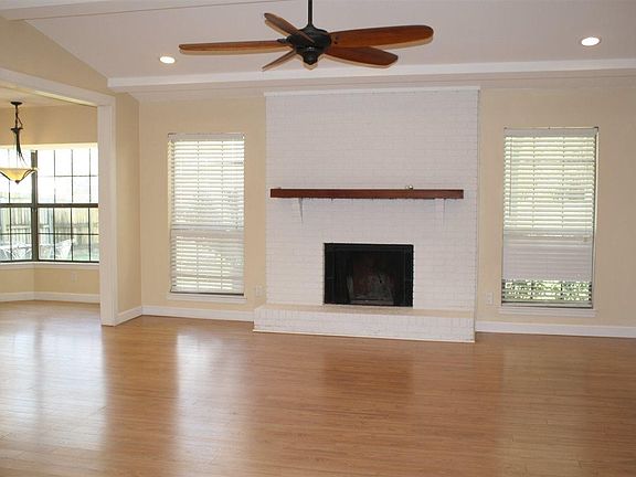 3rd image of 3122 Oxford Cir