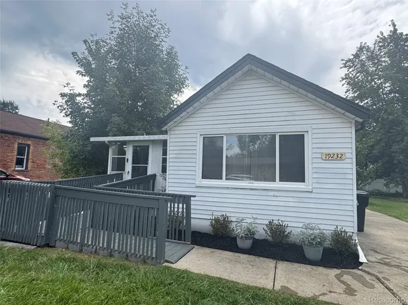 19232 Brandt St, Roseville, MI 48066