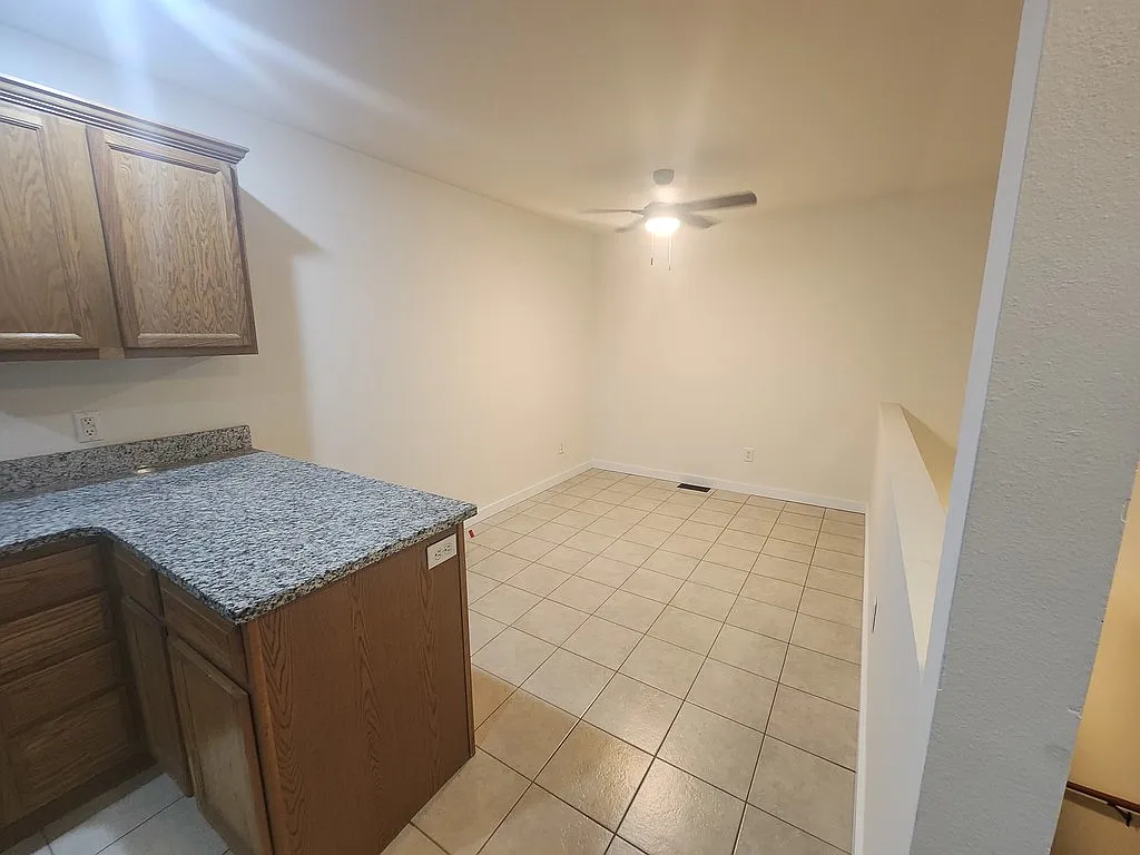 4 bed, 2432 sqft, $1,800 — Photo 4