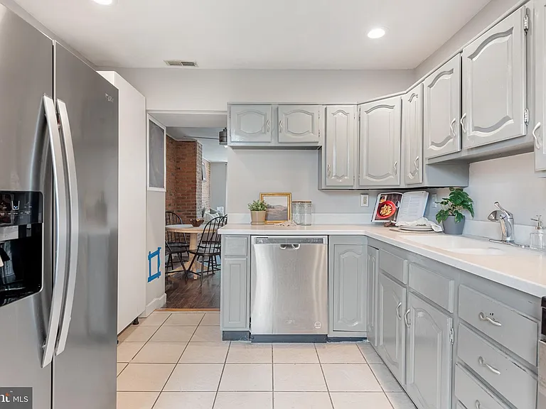 130 E Randall St — Photo 18