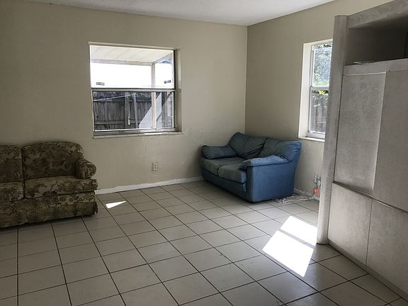 3rd image of 612 SW 12th Ave APT 4