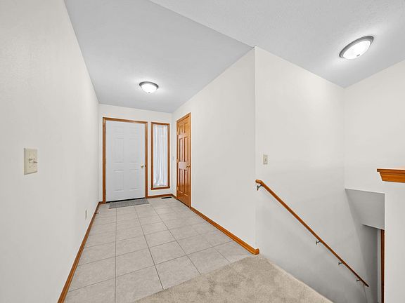 5th image of 219 Acorn Dr