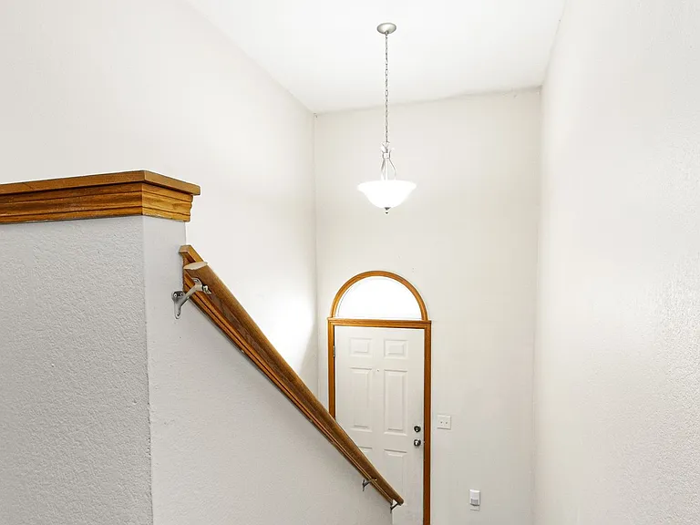 1104 Country Club Ln — Photo 3