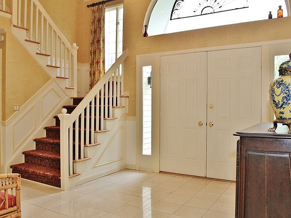 4th image of 12 Far Hill Ln