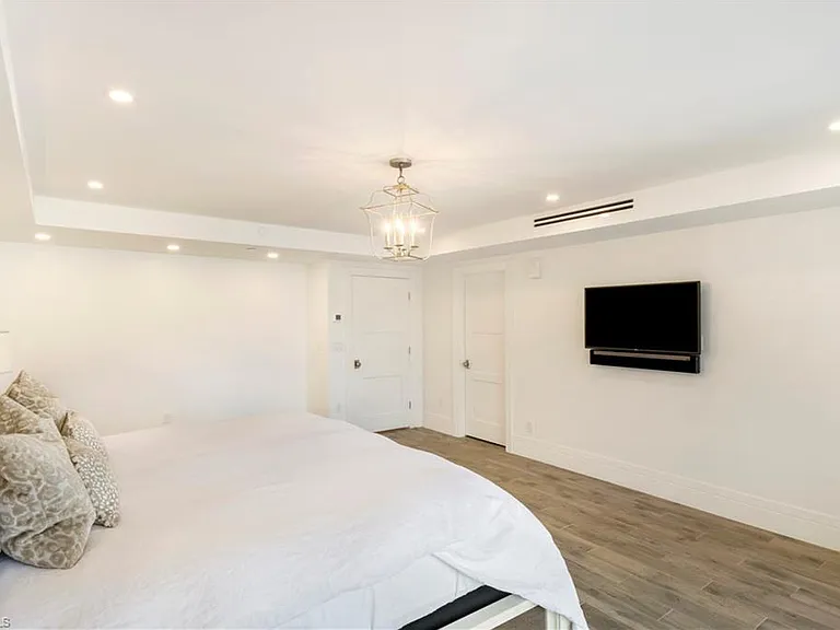 3377 Gulf Shore Blvd N #1B — Photo 18