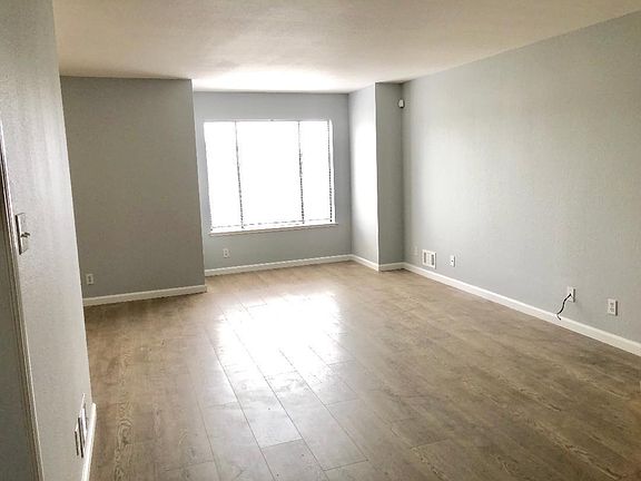 4th image of 3520 Cabrillo St