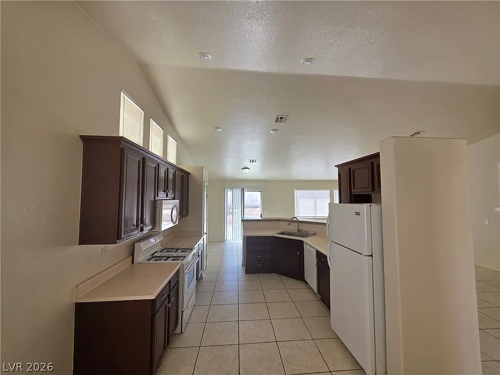 3 bed, 2.0 bath, 1501 sqft, $1,900 — Photo 3
