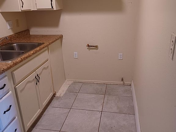 3rd image of 1031 W Latham Ave APT D