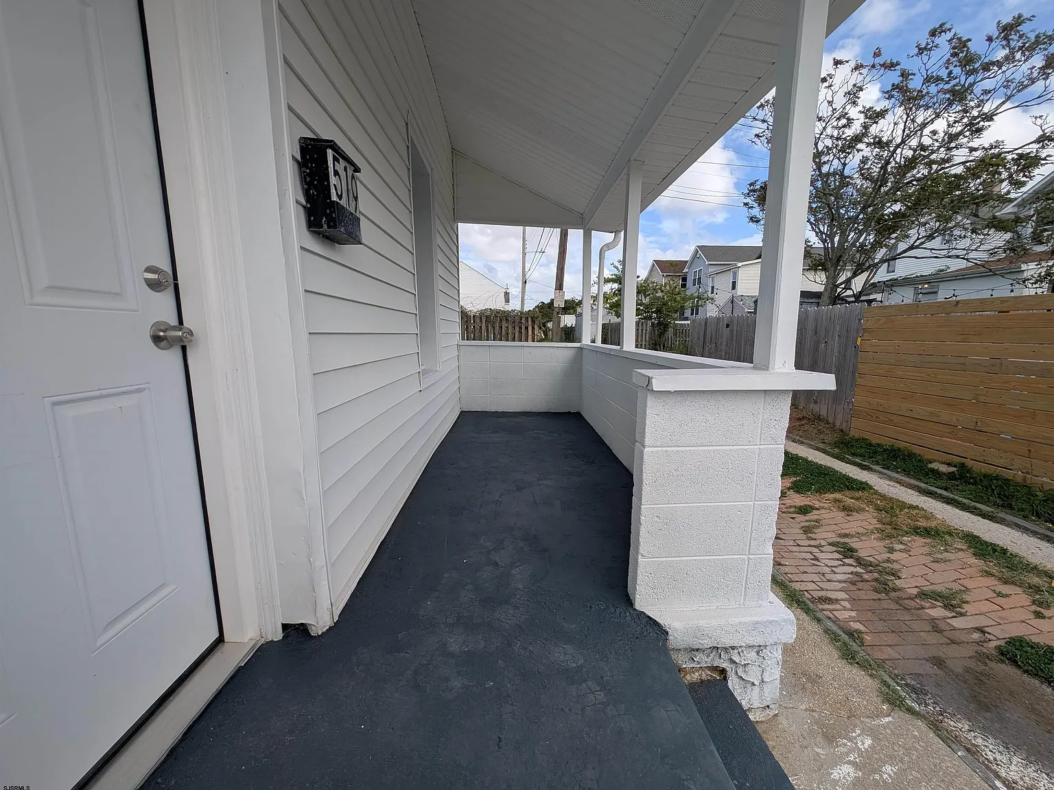 3 bed, 1.0 bath, 1020 sqft, $2,300 — Photo 1