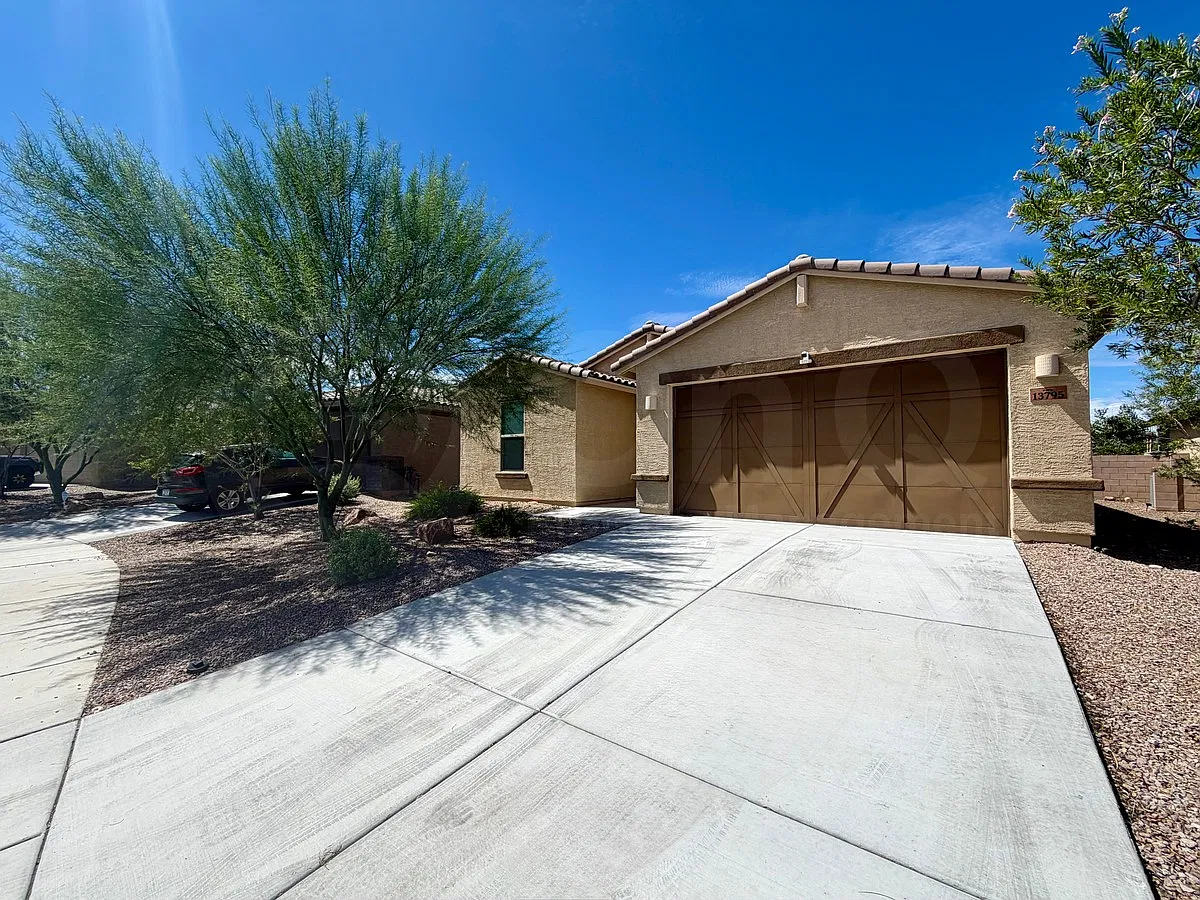 3 bed, 2.5 bath, 2375 sqft, $2,350 — Photo 1