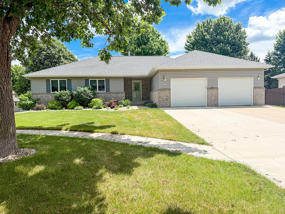 1st image of 1017 Oakwood Cir