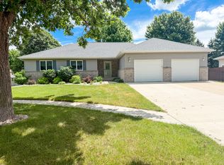 1017 Oakwood Cir, Brookings, SD 57006