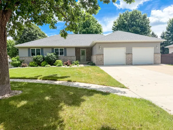 1017 Oakwood Cir, Brookings, SD 57006