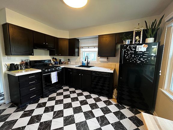 Kitchen (alternate view).