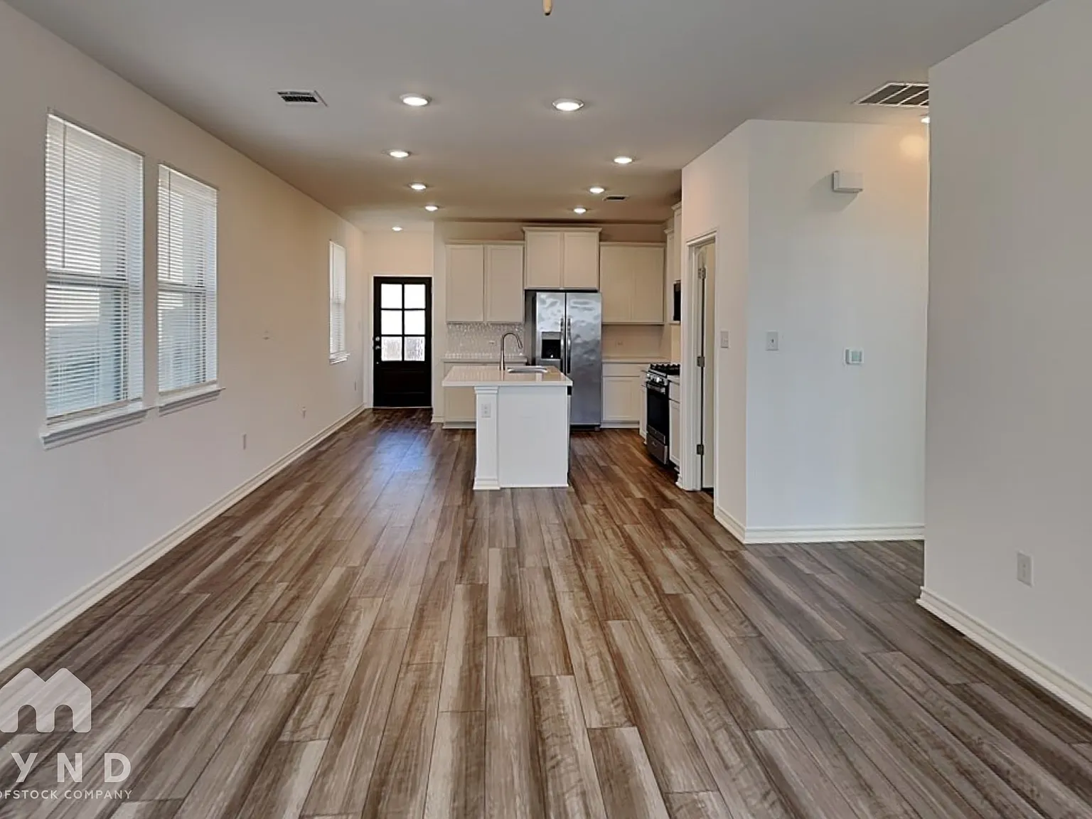 3 bed, 2.0 bath, 1370 sqft, $1,795 — Photo 3