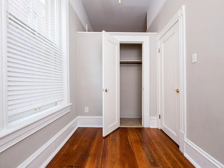 221 E 10th St #1 — Photo 18