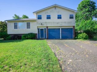8 Humming Ln, Coram, NY 11727
