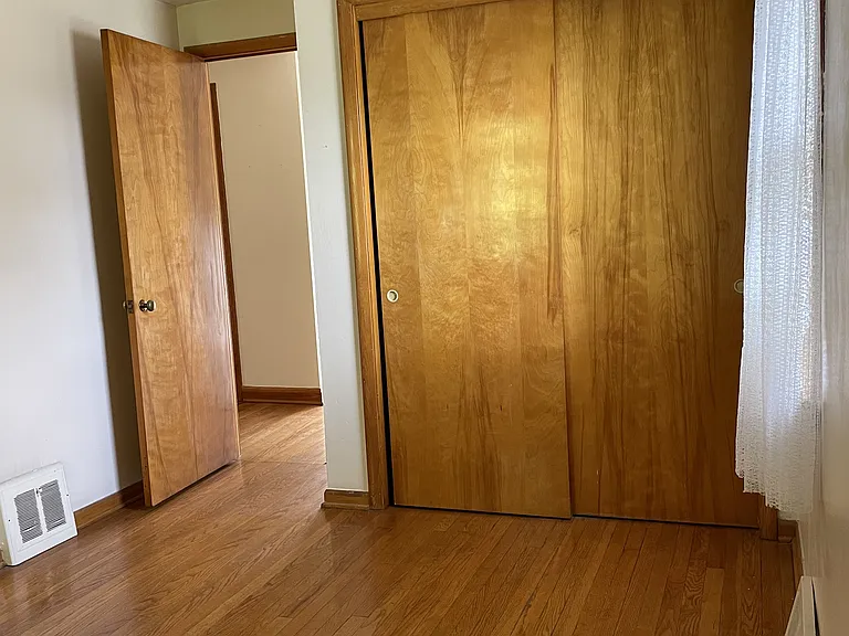 Medium bedroom has a 5 foot wide closet