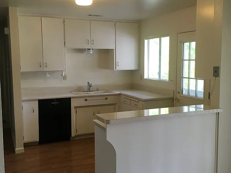 1607 Oakdale Ct — Photo 10