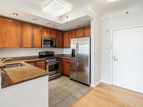 3rd image of 4 Constellation Pl APT 412
