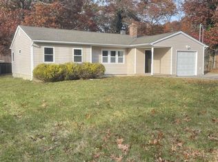 7 Sunset Dr, Shirley, NY 11967