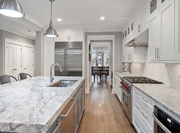 3rd image of 723 W Buckingham Pl #1