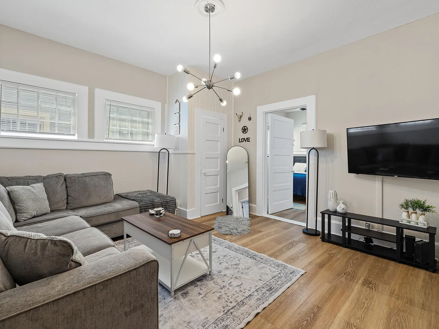 2 bed, 1.0 bath, 810 sqft, $2,600 — Photo 2