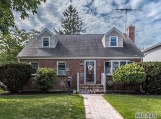 231 E Alhambra Ave, Lindenhurst, NY 11757