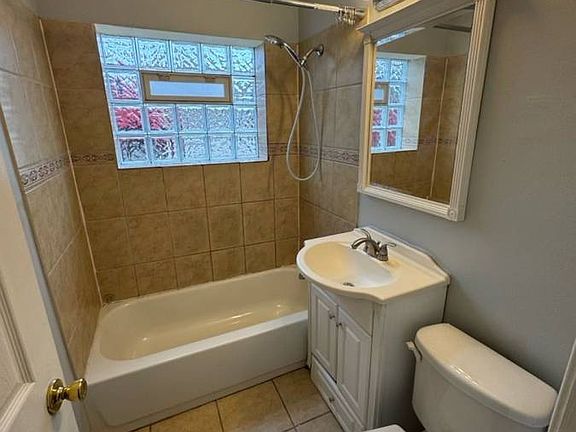 3rd image of 3057 N Narragansett Ave APT 6