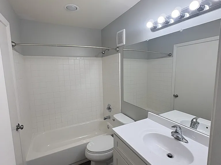 407 N College St #B2 — Photo 5