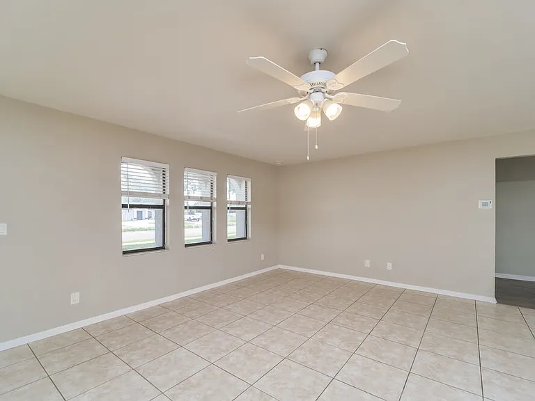 1009 Nicholas Pkwy W — Photo 4