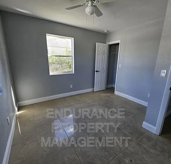 809 W 5th St — Photo 14