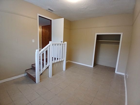 3rd image of 2415 Club House Rd