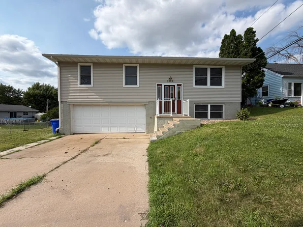 3002 12th Ave SW, Cedar Rapids, IA 52404