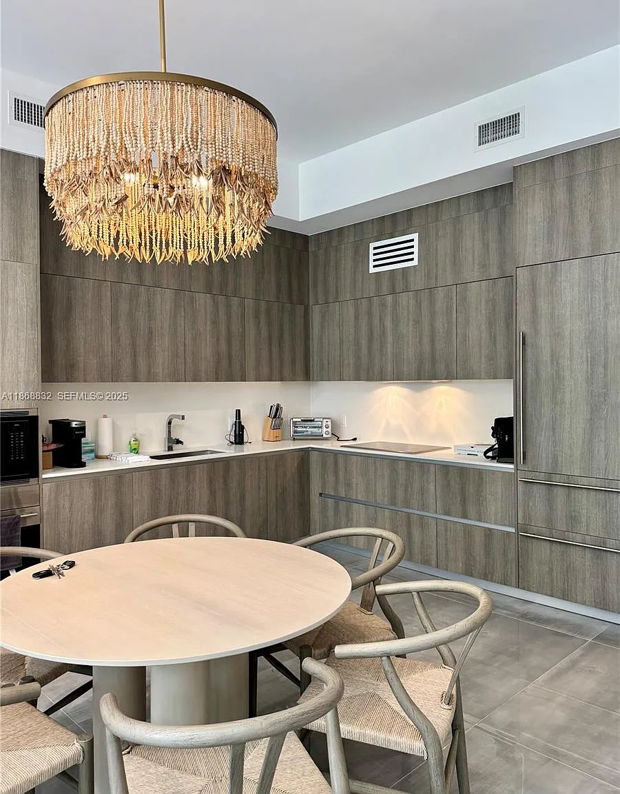2 bed, 2.5 bath, 1391 sqft, $9,000 — Photo 2