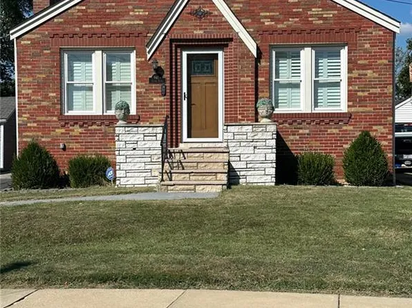 9409 Alpine Dr, Saint Louis, MO 63123