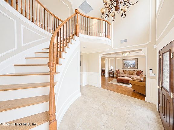 4th image of 41 Saint Edward Ln