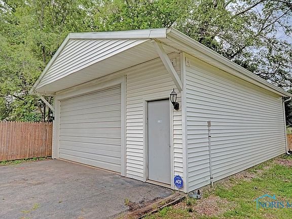 4th image of 930 Fries Ave