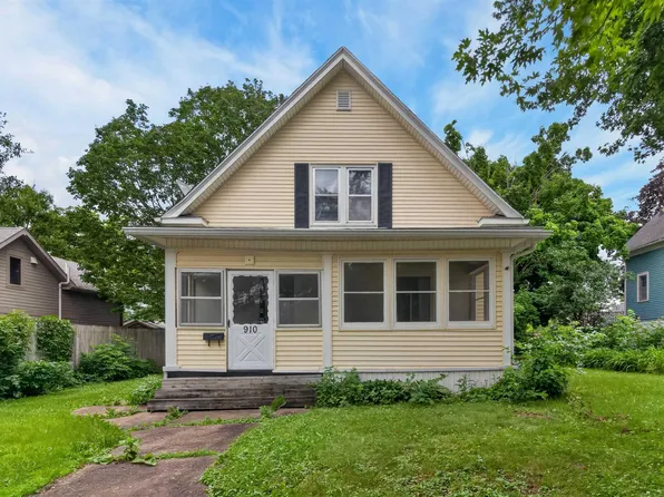 910 Walnut St, Cedar Falls, IA 50613