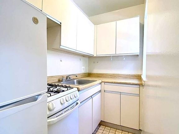 4th image of 580 Amsterdam Ave APT 3b