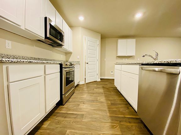 Energy efficient stainless steel appliances throughout