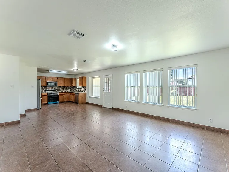1339 Diamond Blf — Photo 4
