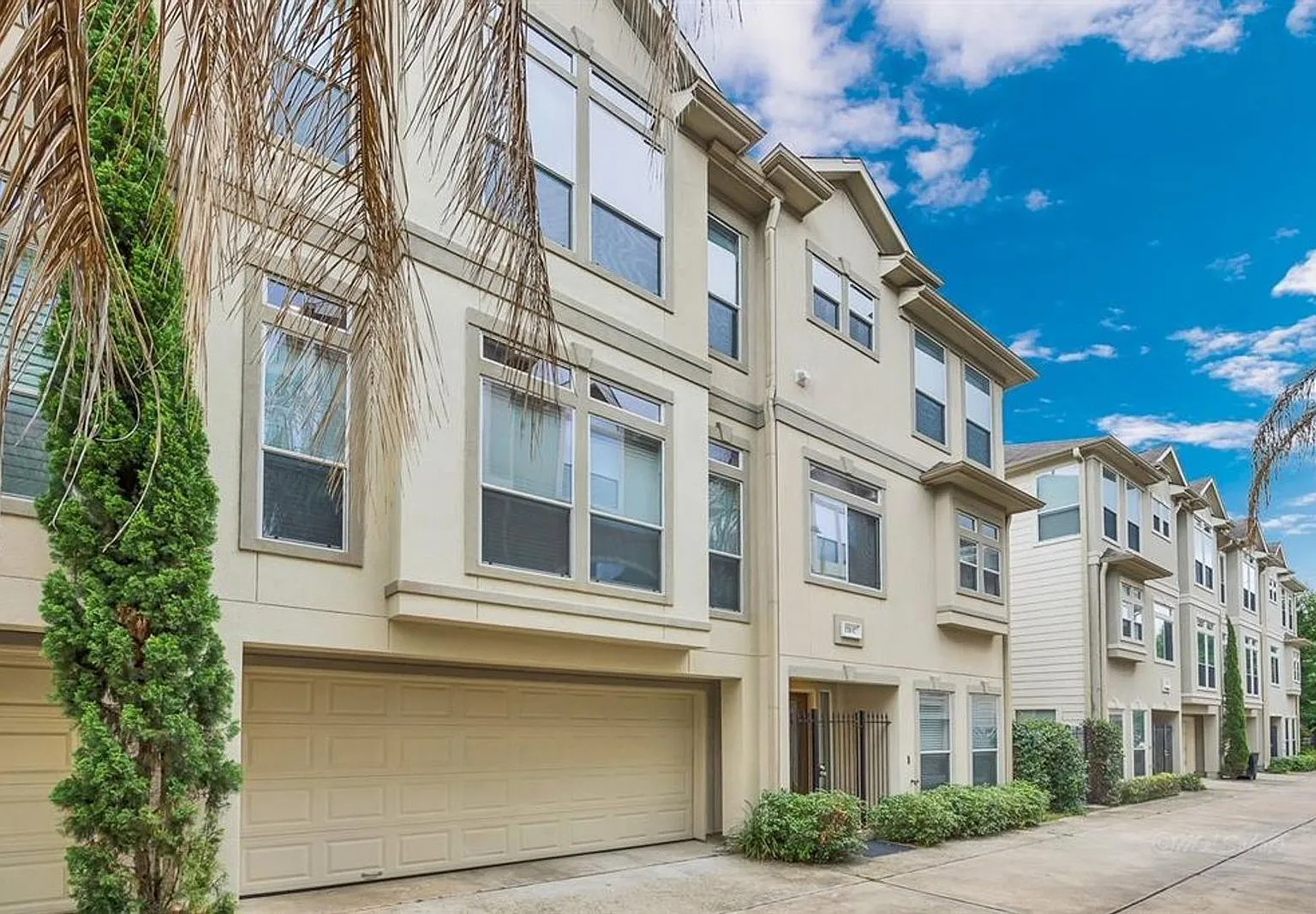 3 bed, 3.5 bath, 2319 sqft, $3,250 — Photo 3
