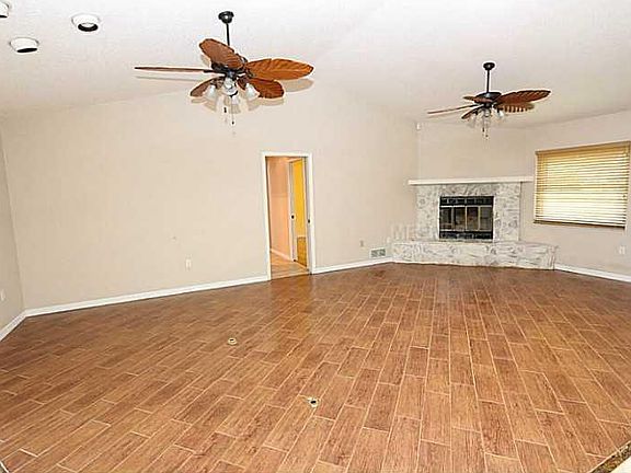 3rd image of 606 Pineneedle Ln