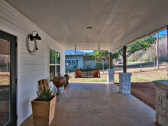 5th image of 600 S Live Oak St