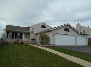 902 Countrywood Dr, Zion, IL 60099