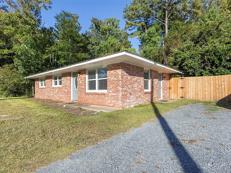 221 Moncrief St — Photo 2